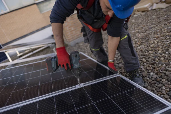 Pracovník Instalující Solární Panel Střechu — Stock fotografie