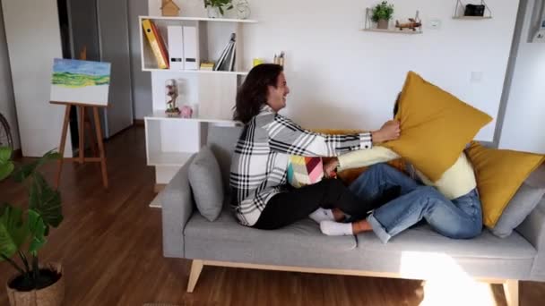 Heureux Jeune Couple Maison Canapé Coussin Combat — Video