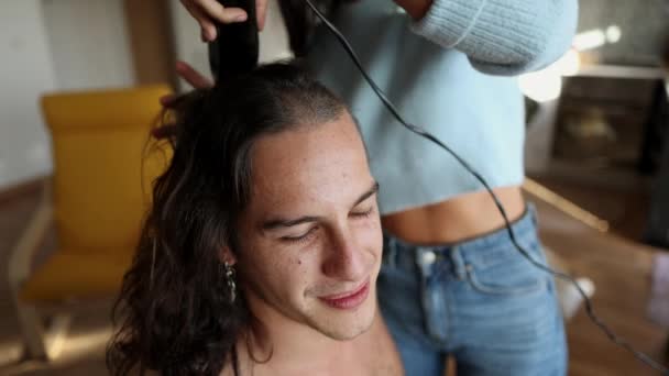 Jeune Couple Maison Femme Coupant Les Cheveux Son Petit Ami — Video