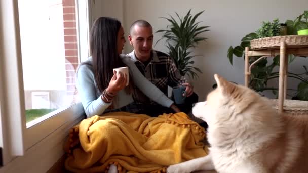 Jeune Couple Caucasien Dans Leur Nouvelle Maison Ils Sont Sur — Video