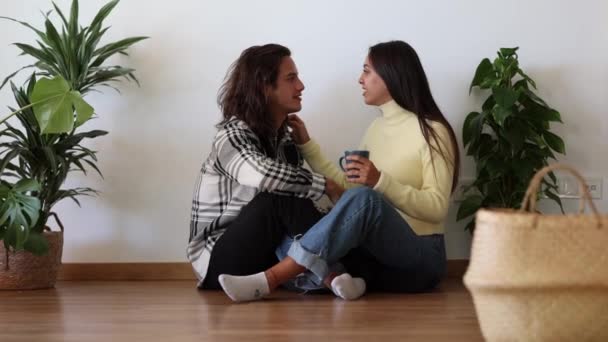 Jeune Couple Dans Leur Nouvelle Maison Assis Sur Sol Embrassent — Video