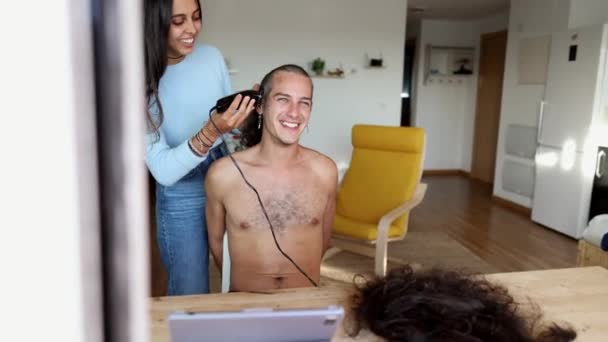 Jeune Couple Une Table Bois Tout Rasant Les Cheveux Avec — Video