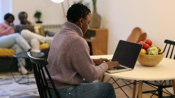 Ailesiyle Yaşayan Genç Bir Kadın Evde Bilgisayarla Çalışıyor — Stok video