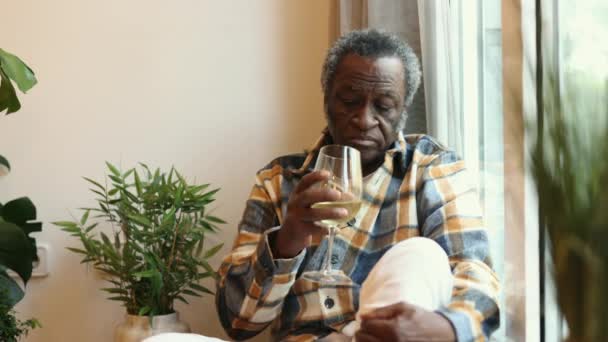 Vieil Homme Africain Boit Vin Alcoolisé Triste Dépression — Video