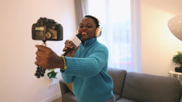 Mujer Afroamericana Grabando Tutorial Musical Con Cámara Casa Luciendo Positiva — Vídeos de Stock