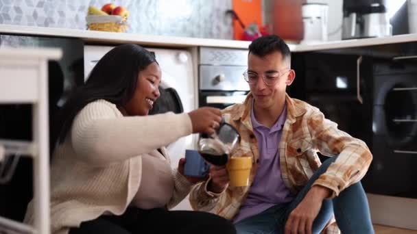 Komunikacja Parą Uwielbiam Nalewać Kawę Kuchni Razem Jeść Śniadanie Mężczyzna — Wideo stockowe