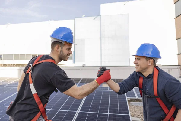 Hispánští Pracovníci Nainstalovat Solární Panely Potřást Rukou — Stock fotografie