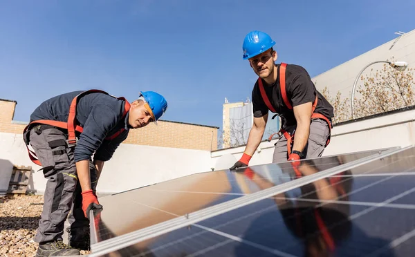 Hispánští Pracovníci Instalující Střešní Solární Panely — Stock fotografie