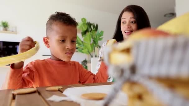 Ontbijt Kleine Latino Kinderen Thuis Met Hun Moeder — Stockvideo
