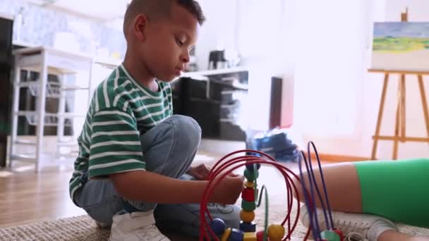 Kleine Latino Jongen Thuis Met Mam Spelen Educatief Spel — Stockvideo