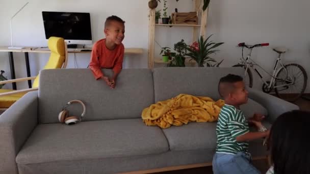 Bambini Gemelli Che Giocano Salotto Casa Con Mamma — Video Stock