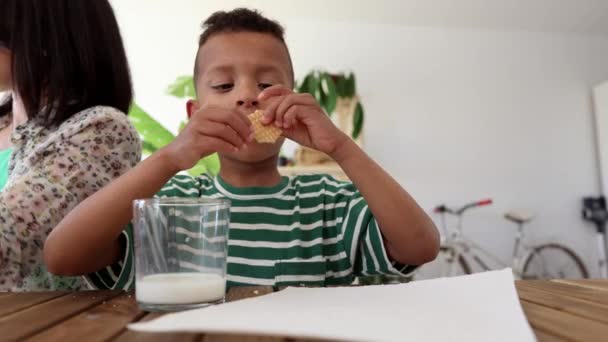 Mały Chłopiec Mamą Jedząc Ciasteczka Śniadaniowe Mlekiem Salonie — Wideo stockowe
