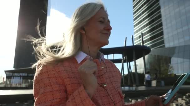 Senior Woman Listens Music Headphones Smart Phone She City Dances — Stock Video