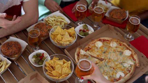 Grupo Pessoas Bebendo Cerveja Restaurante Pub Cervejaria Amigos Felizes Desfrutando — Vídeo de Stock