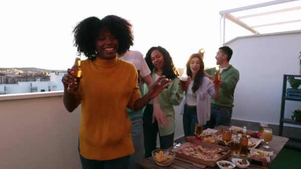 Grupo Multi Étnico Amigas Jantar Telhado Pôr Sol Elas Dançam — Vídeo de Stock