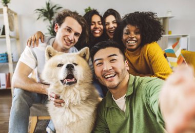 Çeşitli arkadaş grupları evde köpeklerle, çok ırklı insanlarla, milenyum arkadaşlarıyla fotoğraf çektirip Asyalı erkeklere odaklanıyorlar. -