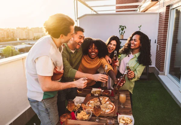 Multirassische Freunde Trinken Und Essen Auf Der Terrasse Und Stoßen — Stockfoto