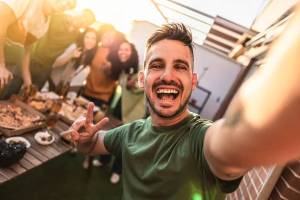 Grupo Diversos Jóvenes Amigos Fiesta Azotea Comer Beber Alcohol Selfie —  Fotos de Stock