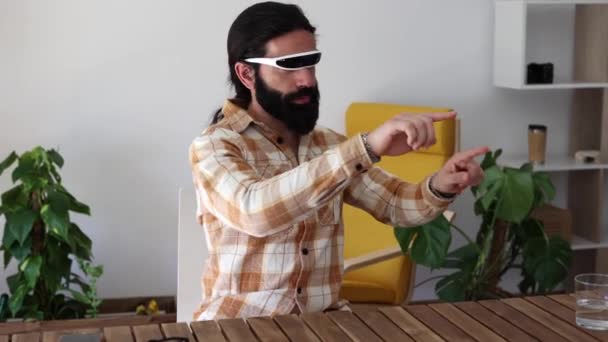 Fütürist Sanal Gerçeklik Gözlüğü Kullanan Bir Adam Metaevrende Çalışır — Stok video