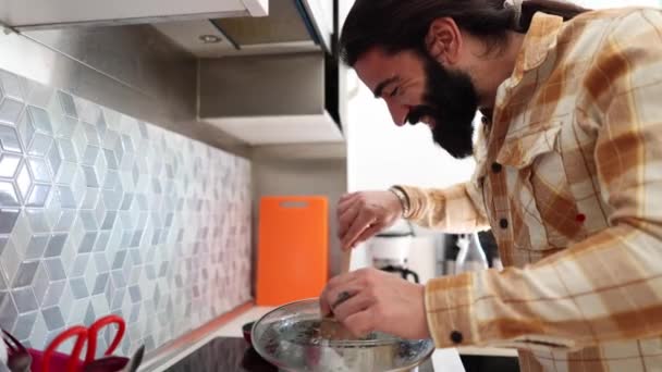 Homem Meia Idade Barbudo Casa Está Preparando Algo Saboroso Cozinha — Vídeo de Stock