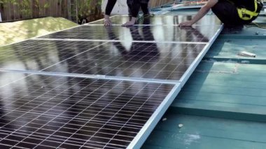 Kendi temiz enerjinizi çatı katı güneş sistemiyle oluşturun