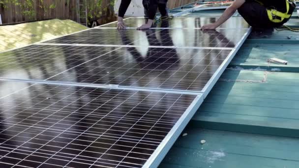 Gere Sua Própria Energia Limpa Com Uma Instalação Solar Telhado — Vídeo de Stock