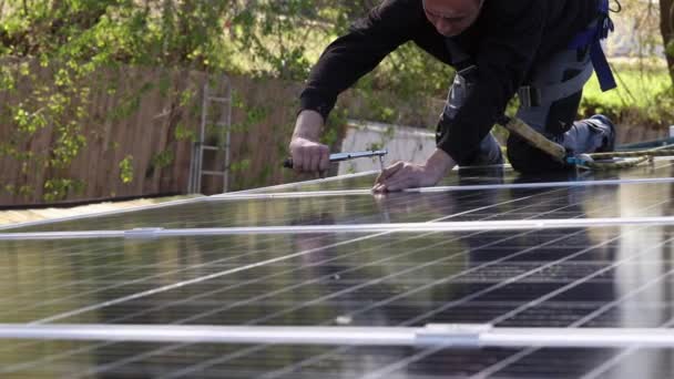 Inżynierowie Dachu Domu Montują Panele Słoneczne Dachu Pracownik Techniczny Panelach — Wideo stockowe