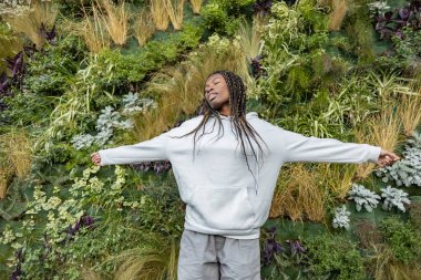 Dikey bahçedeki Afrikalı Amerikalı kadın.