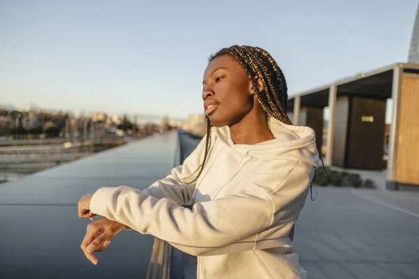 Afrikalı bir kadın gün batımında ufukta görünüyor.