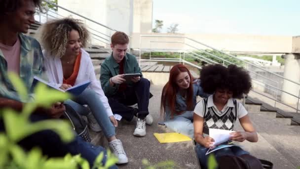 Grupo Jovens Estudantes Universitários Multirraciais Alegres Sentados Nas Escadas Frente — Vídeo de Stock
