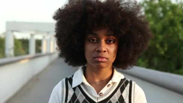 Όμορφη Αφροαμερικανή Κοπέλα Που Κοιτάζει Την Κάμερα Πρώτα Σοβαρή Και — Αρχείο Βίντεο