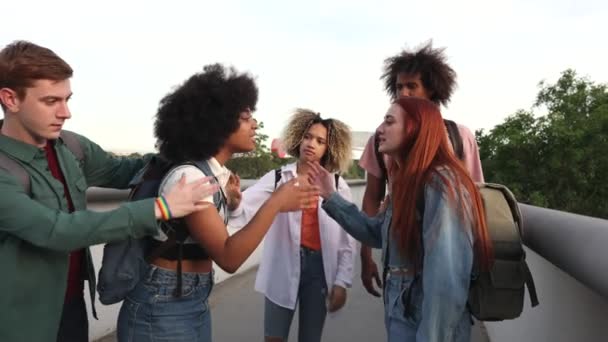 Twee Vrouwen Vechten Tegen Elkaar Straat Groep Studenten Ruziën Schreeuwen — Stockvideo