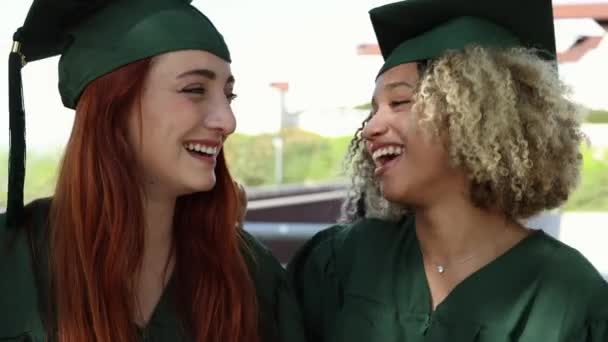 Две Счастливые Многорасовые Девочки Недавно Окончившие Колледж Выпускном — стоковое видео