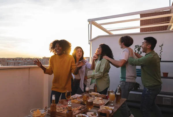 Gruppe Junger Leute Die Sich Hause Auf Der Dachterrasse Vergnügen — Stockfoto