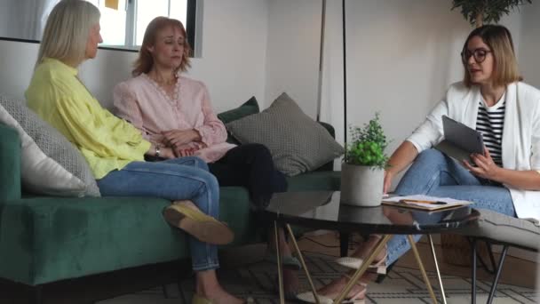 Oudere Stel Twee Volwassen Vrouwen Lesbiennes Zittend Bank Therapie Sessie — Stockvideo