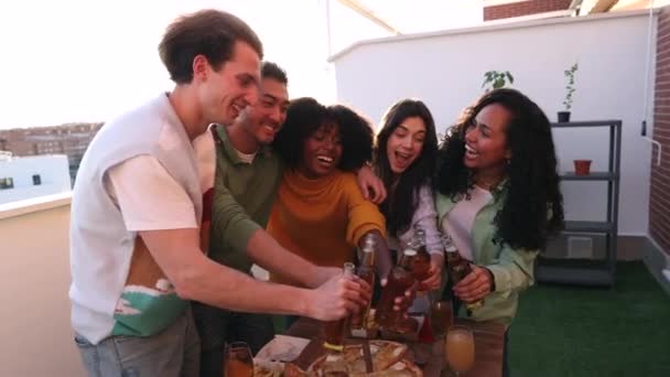 Groep Multiraciale Vrienden Drinken Bier Terras Toasten Tijdens Zomeravond — Stockvideo