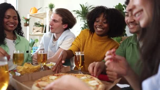 陽気な多人種の友人が自宅でピザを食べる 一緒に週末を楽しむ千年の友人 アフリカ系アメリカ人女性に焦点を当てる — ストック動画