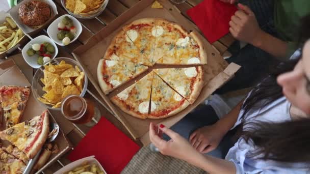 Primer Plano Los Jóvenes Tomando Rebanada Pizza Caja — Vídeo de stock