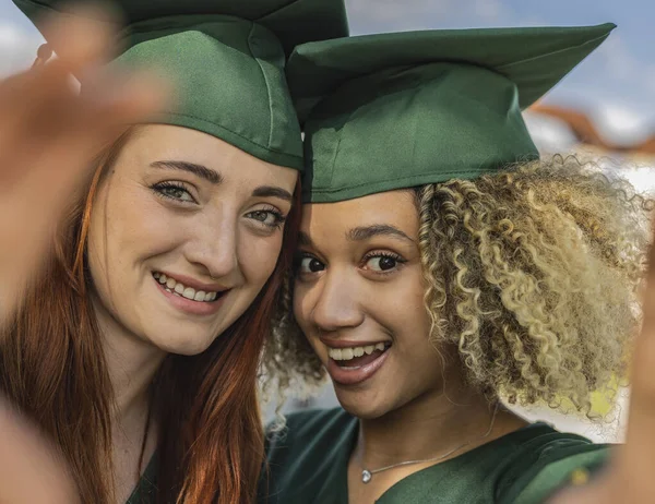 Selfie Twee College Vrouwen Onlangs Afgestudeerd Zoek Naar Camera Spaanse — Stockfoto