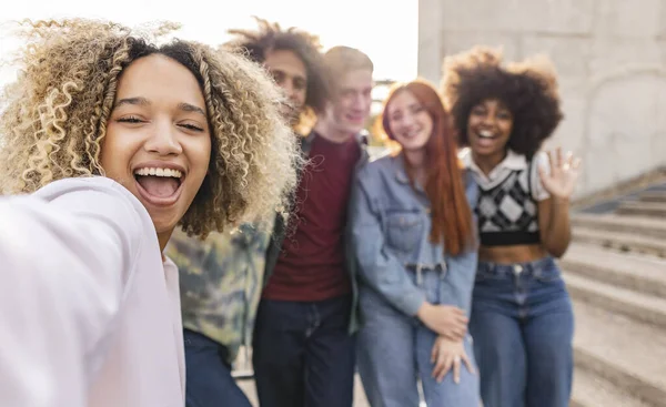 Grupo Amigos Universitários Adolescentes Multirraciais Divertindo Livre Pessoas Felizes Tirar — Fotografia de Stock