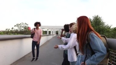 Sınıf arkadaşları bir öğrenciye zorbalık ediyor. Sınıfı terk eden çok kültürlü gençler.