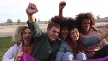 Bir grup farklı genç lgbt gay gurubu - çeşitlilik konsepti - gay ve lezbiyen,