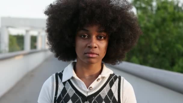 Genç Afro Amerikan Kadın Portresi Ciddi Mutsuz Depresyon — Stok video