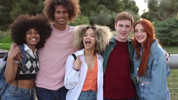 Bir Grup Mutlu Çok Irklı Öğrenci Dışarıda Birlikte — Stok video