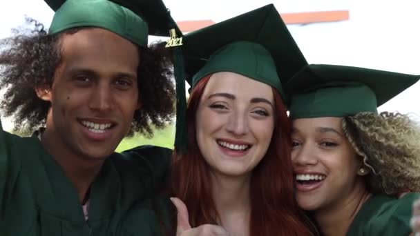 졸업식 학생들이 모여서 인종을 카메라 앞에서 인사와 모자를 축하하는 — 비디오