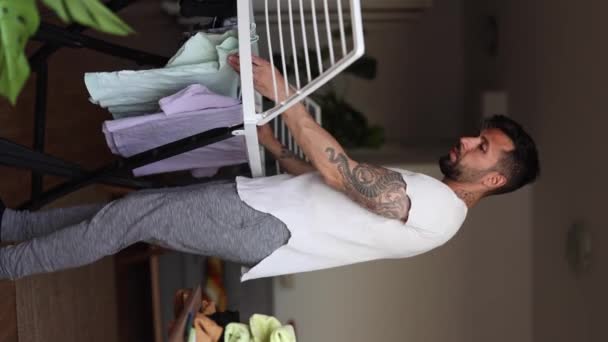 Evde Yalnız Bir Adam Çamaşır Ipinde Giysilerini Kurutuyor — Stok video