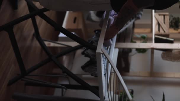 Mann Nimmt Hängende Kleidung Auf Nachdem Sie Gewaschen Hat Hausarbeit — Stockvideo