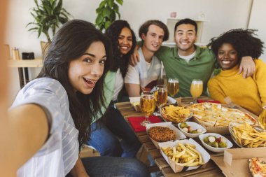 Selfie grup arkadaşları yiyor ve içiyor. Pizza, burger, bira. - İspanyol kadınlara odaklan. -