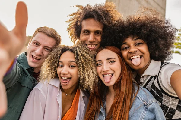 Selfie Diversos Jovens Felizes Saindo Língua Pessoas Geração Milenar Multirracial — Fotografia de Stock