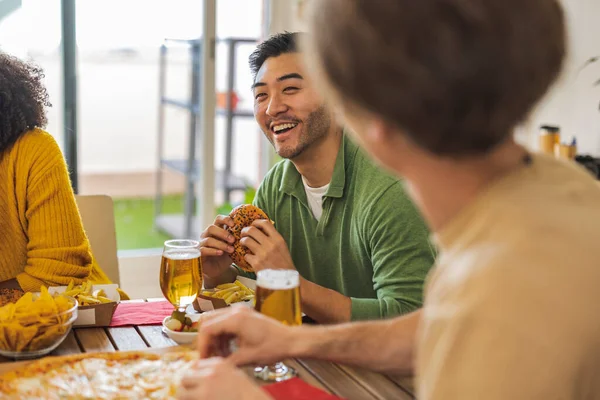 Lunch Met Vrienden Bier Pizza Focus Astiatische Man — Stockfoto
